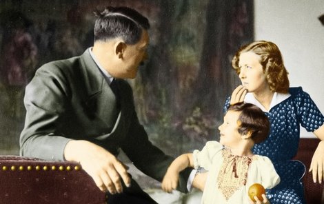 Hitler ve společnosti partnerky Braunové a dítěte jednoho ze svých pobočníků.