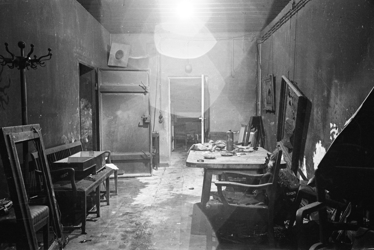 Předpokoj štábní místnosti našel fotograf vyrabovaný sovětskými vojáky. Některé místnosti byly lehce ohořelé. Stráže SS v nich před odchodem 1. května rozlili poslední plechovku benzinu. Druhý den Berlín kapituloval.