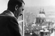Adolf Hitler shlíží 16. března 1939 z okna Pražského hradu.
