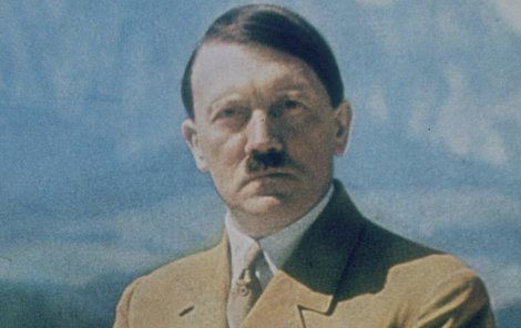 Nacististický vůdce Adolf Hitler (†56).