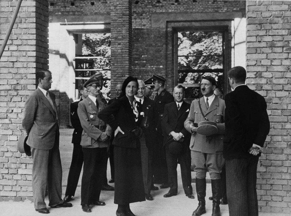 Adolf Hitler a architekt Albert Speer při prohlídce Domu umění v Mnichově.