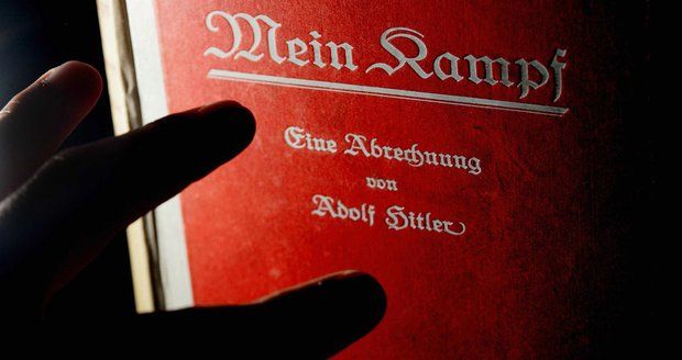 Po 70 letech vyšel opět Hitlerův Mein Kampf. A nejspíš zamíří rovnou do škol