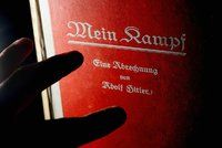Po 70 letech vyšel opět Hitlerův Mein Kampf. A nejspíš zamíří rovnou do škol