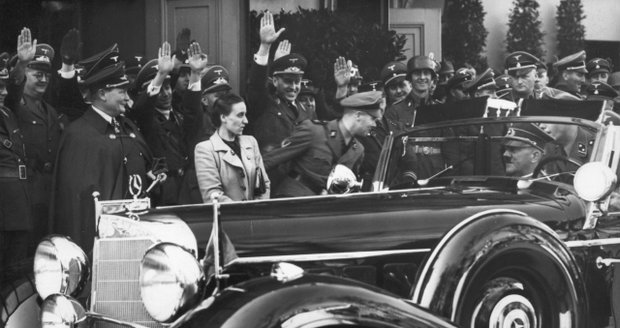 Adolf Hitler se nechal obdivovat v luxusním Mercedesu Mercedes 700 K