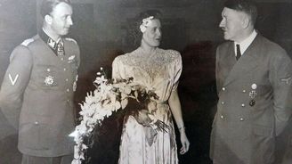 Neznámé fotografie Hitlera, jeho milenky Evy Braunové a dalších nacistů se prodaly v dražbě