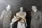 Adolf Hitler (vpravo) na svatbě nacistického velitele Hermanna Fegeleina a Gretly Braunové. Její mladší sestra Eva byla milenkou vůdce.