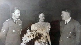 Adolf Hitler (vpravo) na svatbě nacistického velitele Hermanna Fegeleina a Gretly Braunové. Její mladší sestra Eva byla milenkou vůdce.