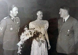 Adolf Hitler (vpravo) na svatbě nacistického velitele Hermanna Fegeleina a Gretly Braunové. Její mladší sestra Eva byla milenkou vůdce.