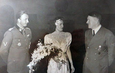 Svatba Hitlera a Evy Braunové. Dlouho ukrývané fotky se vydražily v aukci