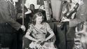 Eva Braunová, milenka a později manželka Hitlera, poslouchá na svatbě německé hudebníky. Eva Braunová, milenka a později manželka Hitlera, poslouchá na svatbě německé hudebníky.