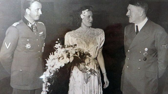 Adolf Hitler (vpravo) na svatbě nacistického velitele Hermanna Fegeleina a Gretly Braunové. Její mladší sestra Eva byla milenkou vůdce.