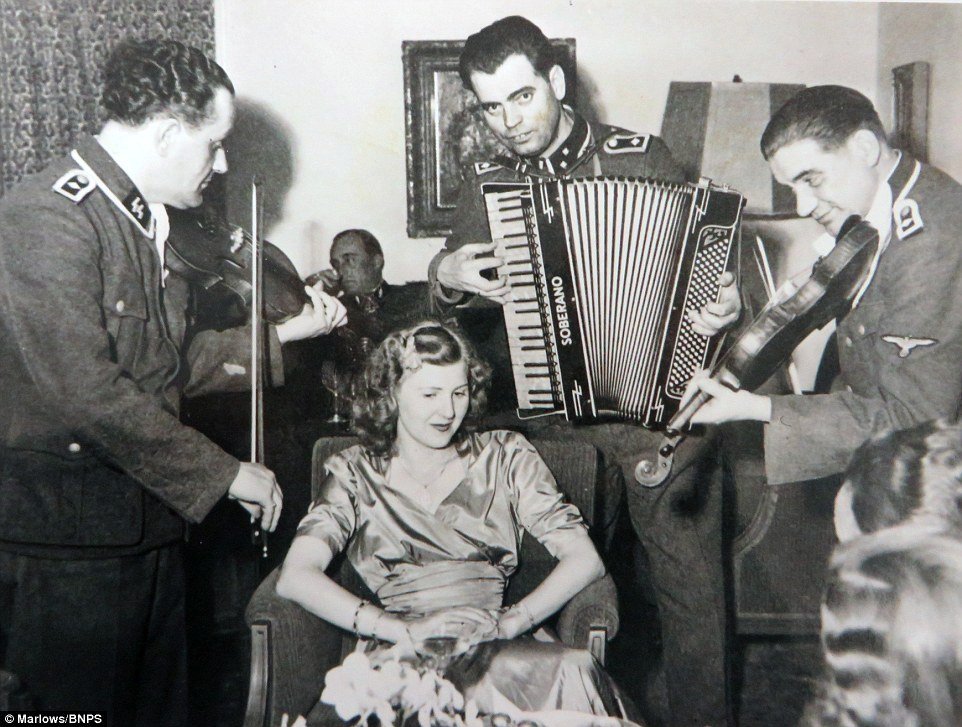 Eva Braunová, milenka a později manželka Hitlera, poslouchá na svatbě německé hudebníky.