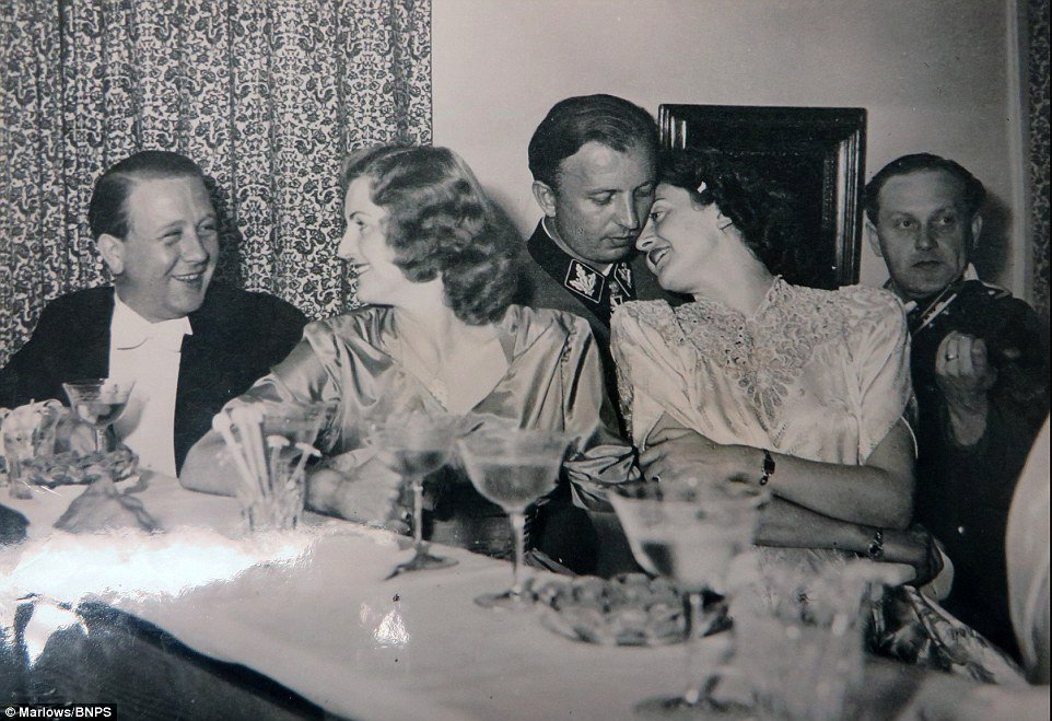 Nevěsta Gretla Braunová se opírá o manžela, vedle ní Eva Braunová.