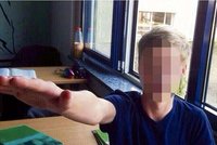 Studenti gymnázia se zdraví hajlováním: Přes mobil si hráli na nacisty!