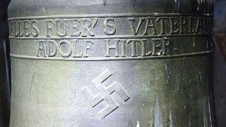 Německá vesnice se rozhodla uhájit Hitlerův zvon s hákovým křížem v kostele, zůstane jako památka