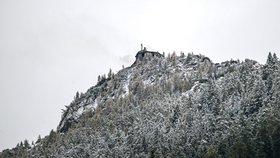 Kehlsteinhaus, historická horská restaurace na Obersalzbergu poblíž Berchtesgadenu v Bavorsku, je zachycena poté, co byla vážně poškozena požárem. (24. 10. 2026)