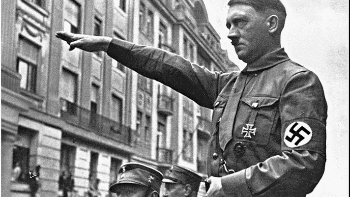 Skupina německých policistů si údajně vyměňovala fotky s Adolfem Hitlerem