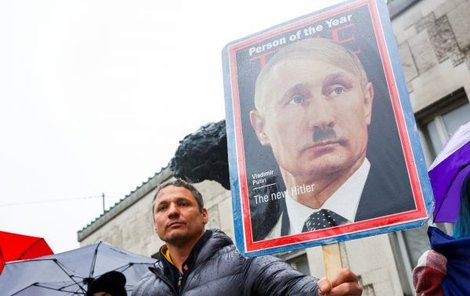 Obrázek kombinující rysy Hitlera a Putina se stal jedním ze symbolů protiválečných demonstrací.