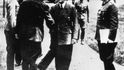 Adolf Hitler, vlevo na fotce atentátník Staufffenberg