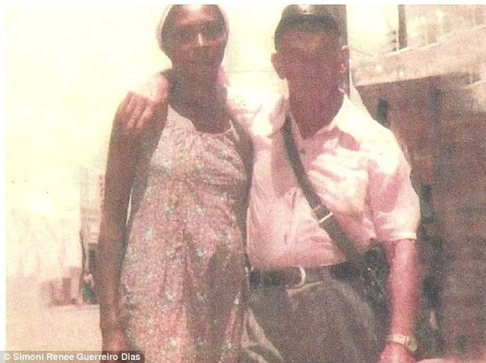 Na fotografii je údajně Adolf Hitler za svého života v Brazílii a vedle něj černoška Cutinga, s kterou měl žít