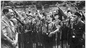 Hitlerjugend zdraví vůdce Adolfa Hitlera