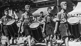 Nacistický spolek Hitlerjugend sdružoval chlapce ve věku od 14 do 18 let