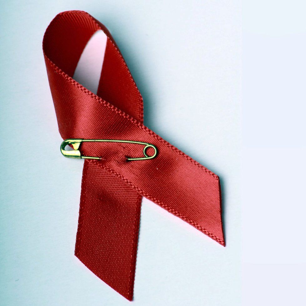 Červená mašlička je mezinárodním symbolem pro nemoc AIDS a vir HIV.