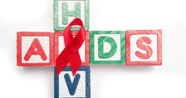 Nakažených virem HIV, který může vést i k AIDS, v Česku přibývá.