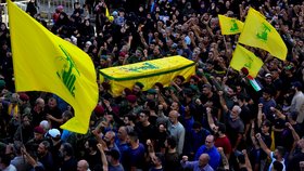 Členové Hizballáhu truchlí nad padlým bojovníkem, který zahynul při odstřelování Izraelem (4. 11. 2023)