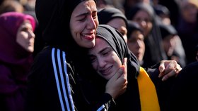 Členové Hizballáhu truchlí nad padlým bojovníkem, který zahynul při odstřelování Izraelem (4. 11. 2023)