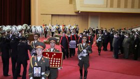 Pohřeb pro severokorejského maršála: Rakev nesl i Kim Čong-un.