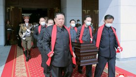 Pohřeb pro severokorejského maršála: Rakev nesl i Kim Čong-un.