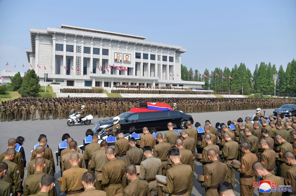 Pohřeb pro severokorejského maršála: Rakev nesl i Kim Čong-un