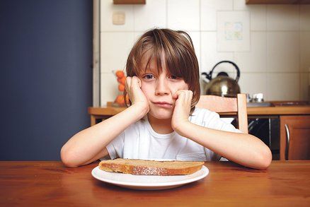 8 nebezpečných mýtů o dětském jídle, kvůli kterým naše děti tloustnou