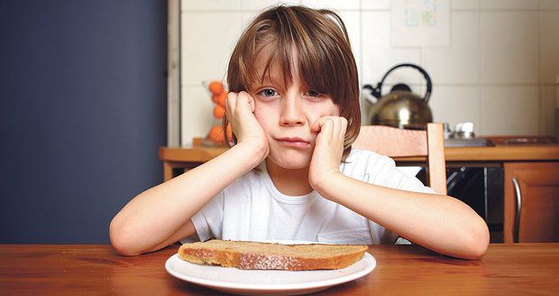 8 nebezpečných mýtů o dětském jídle, kvůli kterým naše děti tloustnou