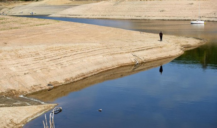 Hladina vody v orlické přehradě letos klesla o deset metrů níže, než je běžné