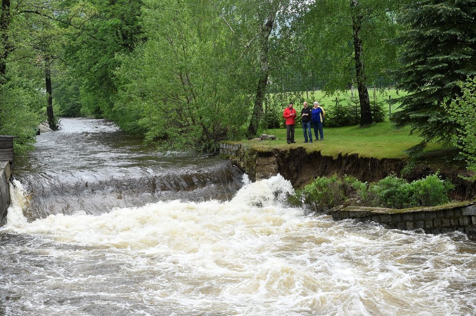 Spadlá opěrná zeď jezu za Dělnickým domem v Hejnicích na Frýdlantsku, kde 23. května 2019 odvolali pohotovost, poté co hladina Smědé klesla. V části Libereckého kraje silné deště v posledních dvou dnech zvedly hladiny řek, v horách ale už přestalo pršet a řeky se pomalu vracejí do normálu.