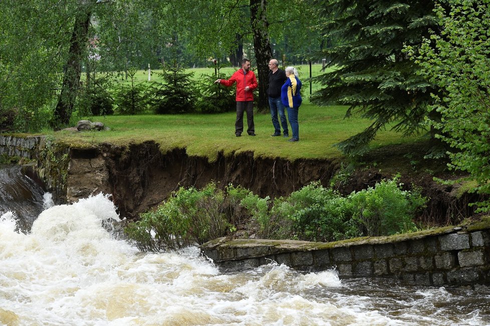 Spadlá opěrná zeď jezu za Dělnickým domem v Hejnicích na Frýdlantsku, kde 23. května 2019 odvolali pohotovost, poté co hladina Smědé klesla. V části Libereckého kraje silné deště v posledních dvou dnech zvedly hladiny řek, v horách ale už přestalo pršet a řeky se pomalu vracejí do normálu.