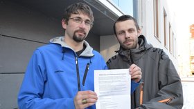 Vlevo iniciátor hladovky Michal Šimek (20), student FF UK Praha a Šimon Heller, mluvčí iniciativy Komunisté nepatří ke kormidlu s prohlášením o hladovce.