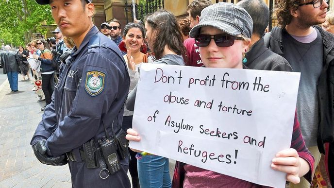 Hlas ulice. Protesty proti podmínkám v detenčních zařízeních na ostrovech Nauru a Manus provázely
i říjnovou valnou hromadu Transfield Services, kde se firma přejmenovala na Broadspectrum