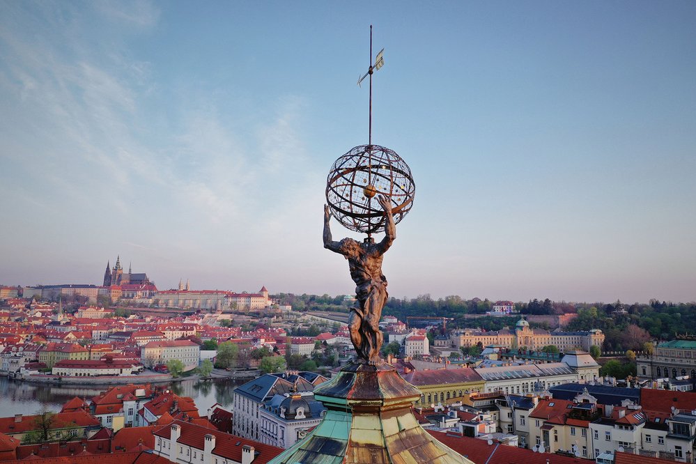 Vítěz kategorie Grant Prahy: Cenu získal Amos Chapple za soubor Střešní strážci Prahy, který dokumentuje skryté sochy na pražských střechách.