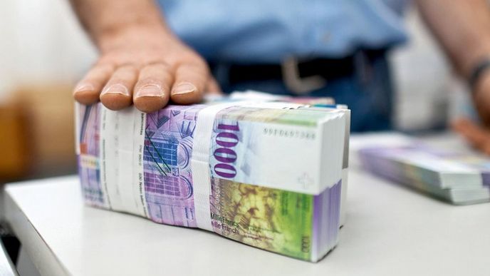 Hlasy sílí. Názorů, že bankovky s vysokou nominální i reálnou hodnotou by měly být zrušeny, přibývá.  Na snímku je balík tisícifrankových bankovek v bezpečí švýcarského finančního ústavu Zürcher Kantonalbank.
