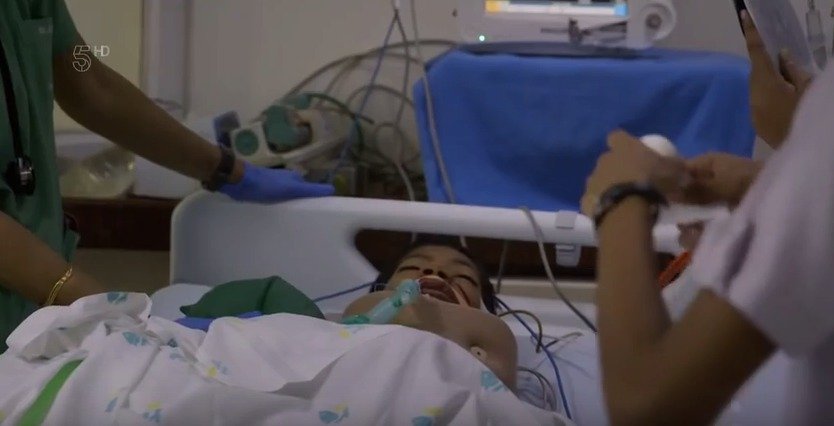 Mahendra podstoupil operaci, která mu krk narovnala.