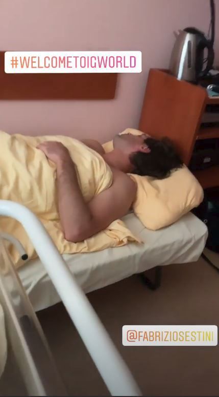 Tatínek odpočívá na nadstandardním pokoji plzeňské porodnice