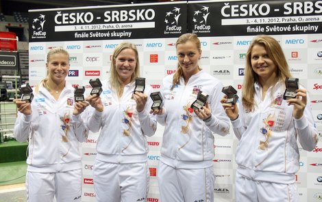 To jsme dostaly! Zleva Hlaváčková, Hradecká, Kvitová a Šafářová s novými šperky.