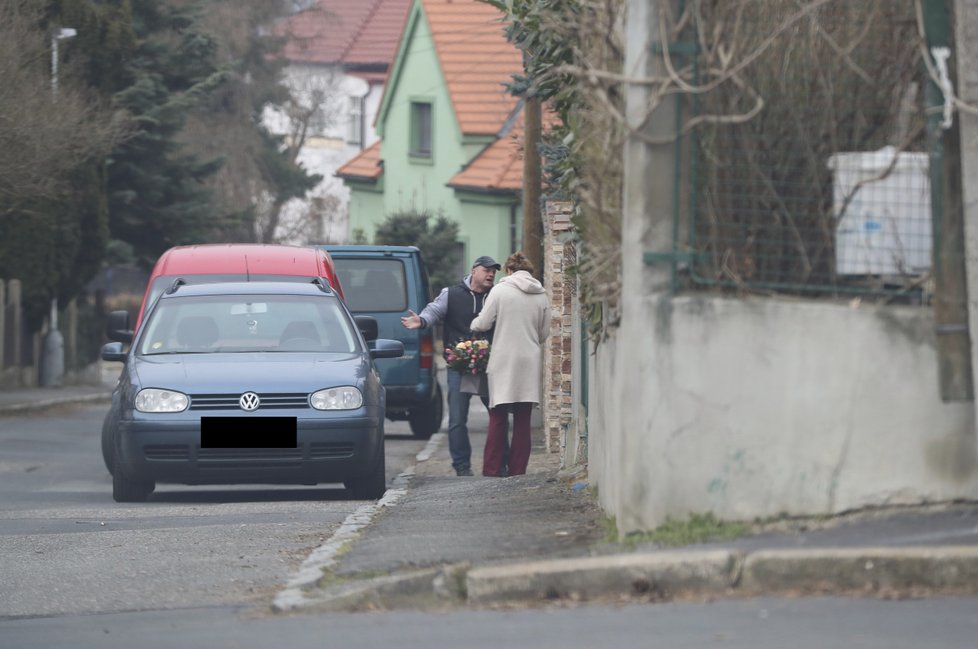 Dary a pugéty za oslavenkyni přijímala dcera Bára Munzarová.