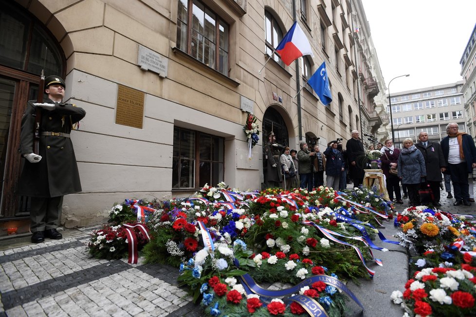 Pietní vzpomínka u Hlávkovy koleje v Praze na tragické události z listopadu 1939, kdy okupanti při protinacistické demonstraci smrtelně zranili studenta Jana Opletala, se konala 17. listopadu 2019.