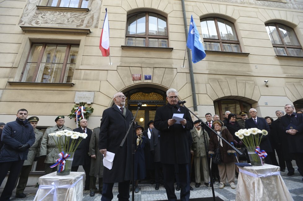 Místopředseda senátu Milan Štěch (ČSSD) u Hlávkovy koleje na pietě k výročí 17. listopadu