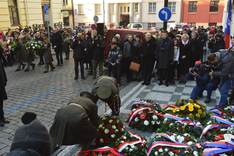 Pieta ke dni 17. listopadu u Hlávkovy koleje