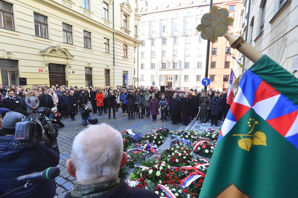 Pieta ke dni 17. listopadu u Hlávkovy koleje